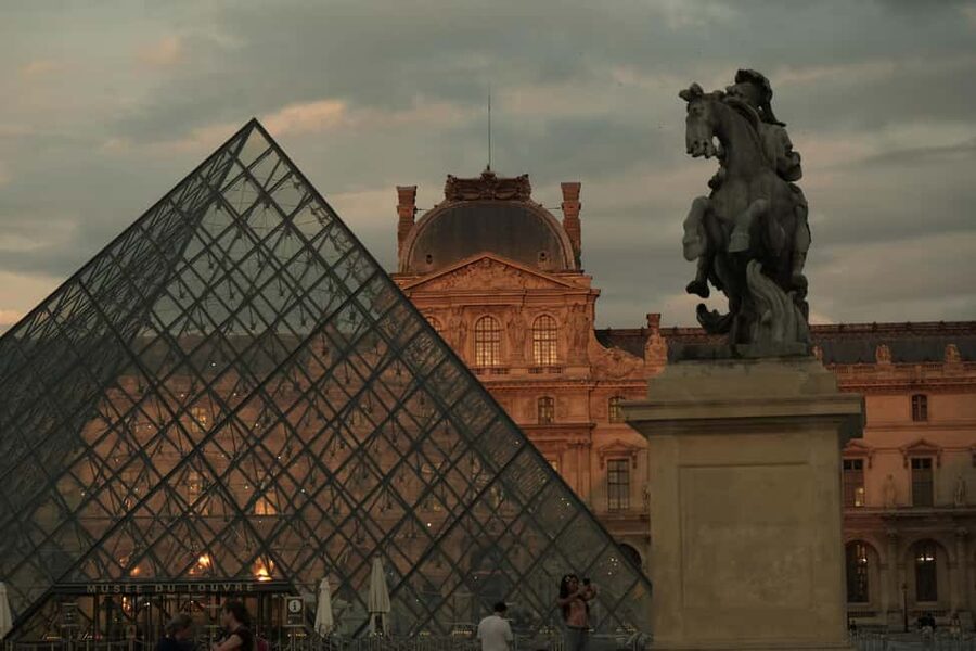 Paris By Night: 3-Hour Guided Bike Tour - The First 10 Minutes: Safety Briefing and Group Riding Rules