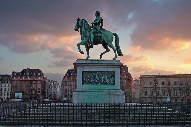 Paris by Night Walking Tour: Ghosts, Mysteries and Legends - Getting oriented at Pont Neuf and the mood shift after dark