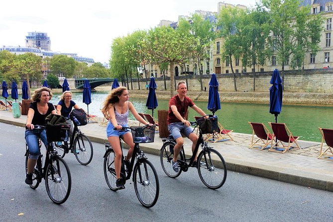Paris: Charming Nooks and Crannies Bike Tour - Meeting at Hôtel de Ville, and finding the red umbrella