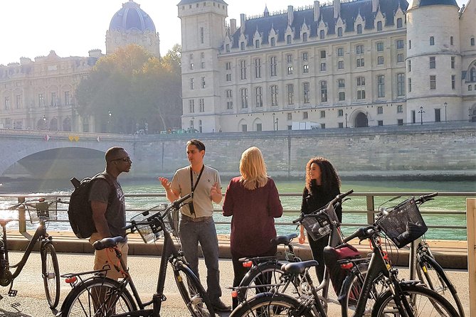 Paris: Charming Nooks and Crannies Bike Tour - Le Marais on low-traffic streets, then the Kings Square moment