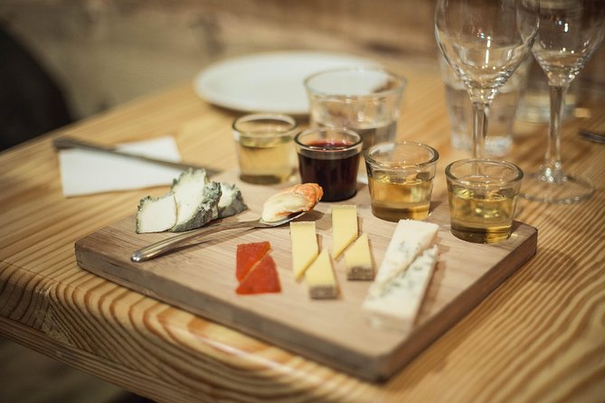 Paris Cheesemaking Workshop including Wine and Cheese Tasting with an Expert - Entering Musée Vivant du Fromage near Rue Saint-Louis en lÎle