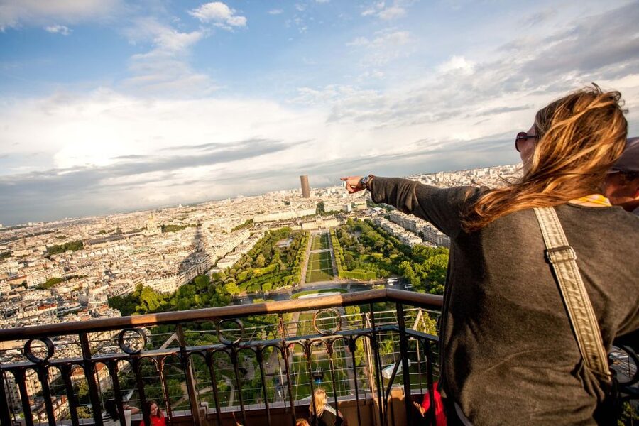 Paris: City Tour by Bus with Eiffel Tower & Optional Summit - Key Things You’ll Notice on This Night Tour