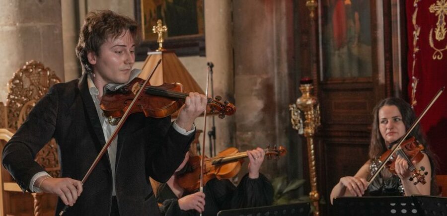 Paris: Classical Music Concert in Saint-Julien-le-Pauvre - Seating and comfort tips in a stone church