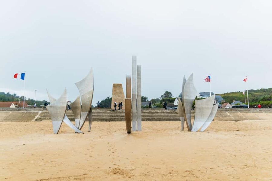 Paris: D-Day Landmarks and Mont Saint-Michel Guided Tour - Lunch at Mont Saint-Michel: the soufflé omelet move