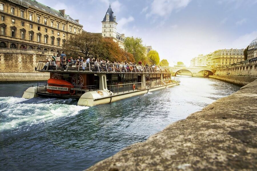 Paris: Day or Sunset Cruise with Drink, Ice Cream or Dessert - Audio guide and Wi-Fi: how to make the narration work for you