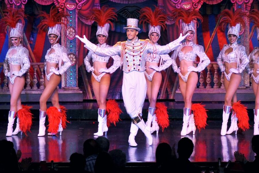 Paris: Dinner Show at the Moulin Rouge - The band and pre-show music, why your mood matters