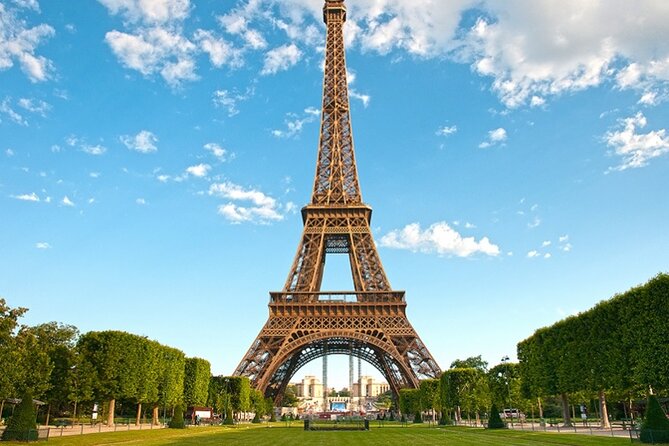 Paris Eiffel Tower, Notre Dame, Louvre and Montmartre Guided Tour - Eiffel Tower photos and the Seine cruise that brings it all together