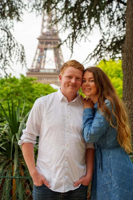 Paris: Eiffel Tower Photoshoot with a Professional - Why an Eiffel Tower photoshoot beats selfies every time
