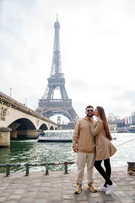 Paris: Eiffel Tower Photoshoot with a Professional - How the session actually runs: poses, candid moments, and pace