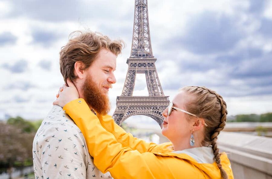 Paris: Eiffel Tower Premium Photoshoot - 15 minutes vs 1 hour VIP: which session length fits your travel style