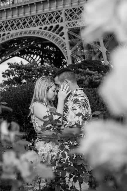 Paris: Eiffel Tower Street Photoshoot - Renato’s direction style: perfect for camera-shy people
