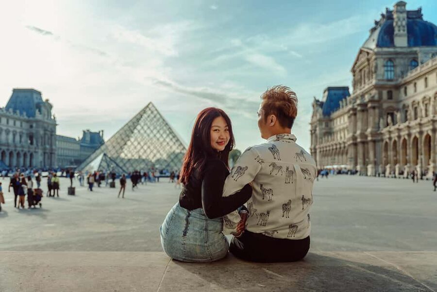 Paris: Eiffel Tower Street Photoshoot - Photo selection and editing: you choose the keepers