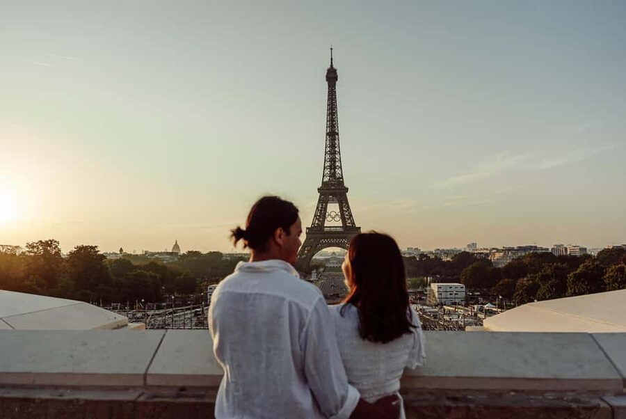 Paris: Eiffel Tower Street Photoshoot - Practical timing and crowd reality near the Eiffel Tower