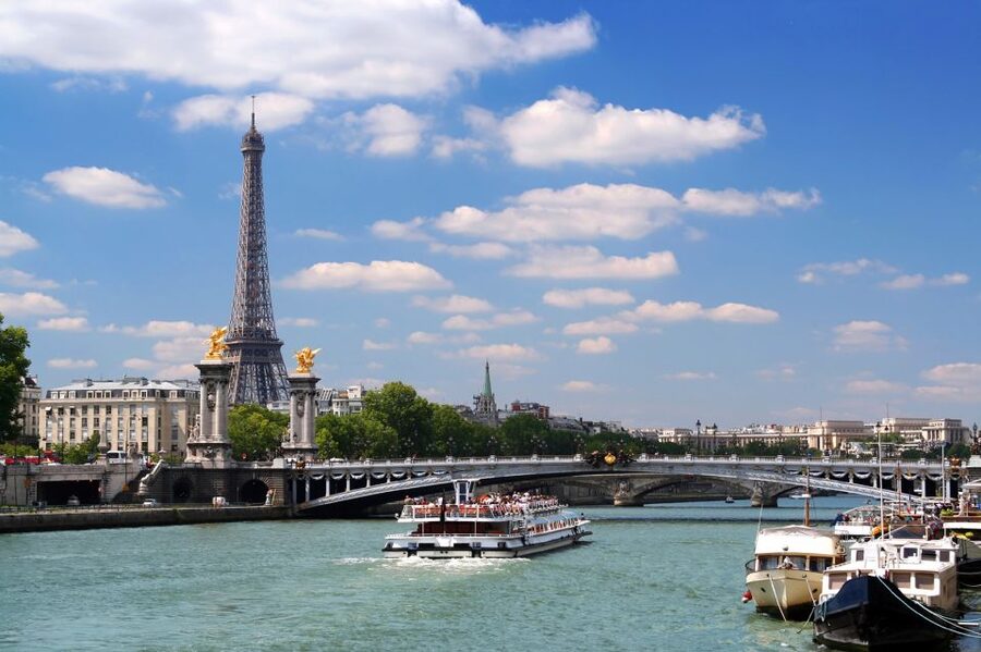 Paris: Eiffel Tower Tour & Seine River Cruise Tour - The walk to the base: Dame de Fer stories and orientation