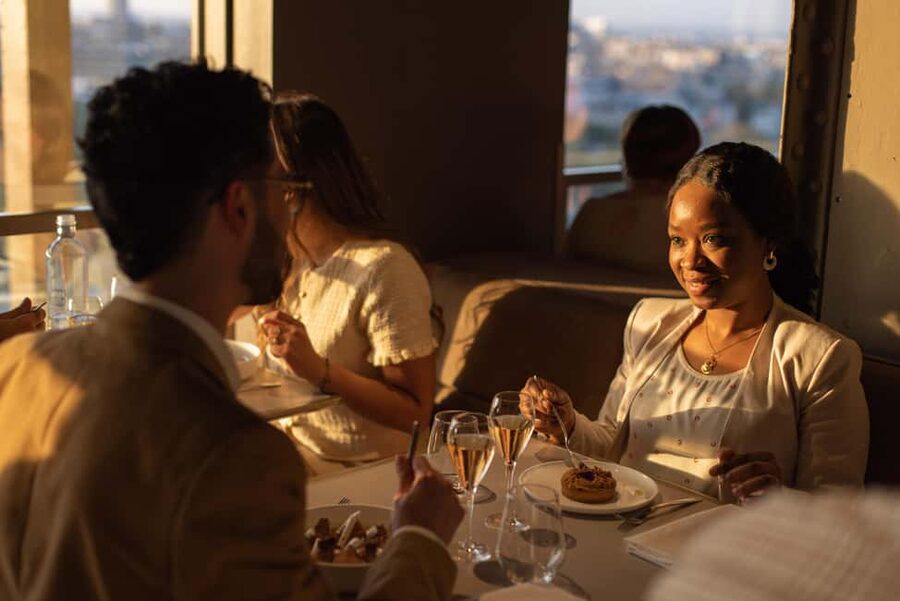 Paris: Elegant Dinner with Drinks in the Eiffel Tower - Key things I’d watch for