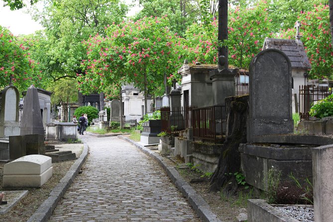 Paris: Famous Graves of Pere Lachaise Cemetery Guided Tour - The emotional legend stop: Heloïse and Abelard