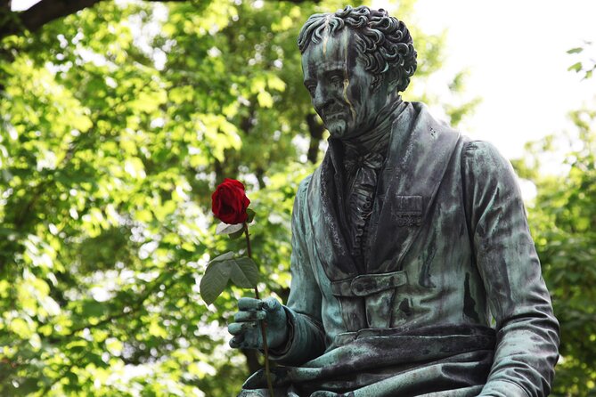 Paris: Famous Graves of Pere Lachaise Cemetery Guided Tour - How the 2-hour highlights route works inside a 110-acre maze