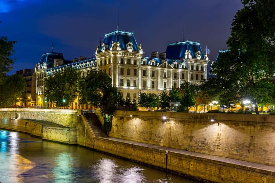 Paris: Ghosts, Legends & Mysteries Evening Walking Tour - Quick hits on Paris ghosts, legends, and mysteries