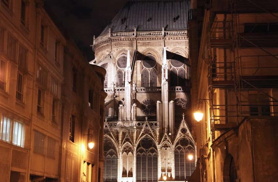 Paris: Ghosts, Legends & Mysteries Evening Walking Tour - Vert-Galant and Saint-Germain-l’Auxerrois: Templars and the massacre backdrop