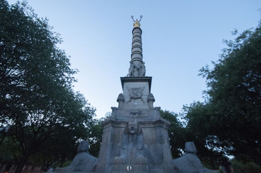 Paris: Ghosts, Legends & Mysteries Evening Walking Tour - Palais de Justice to Hôtel de Ville: courtrooms, then closure
