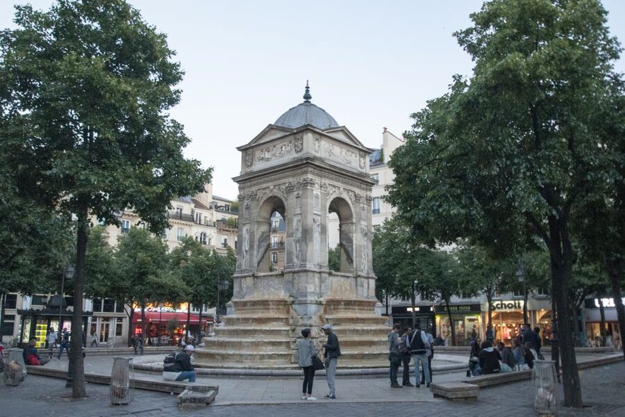 Paris: Ghosts, Legends & Mysteries Evening Walking Tour - What makes the guides matter so much on this tour