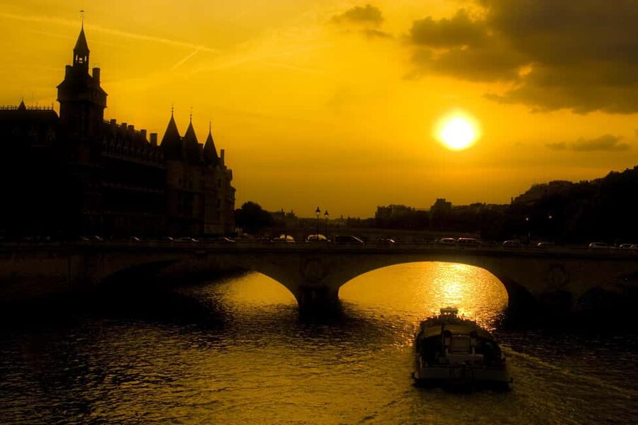 Paris: Ghosts, Legends & Mysteries Evening Walking Tour - Meeting at Pont Neuf: start easy, end central