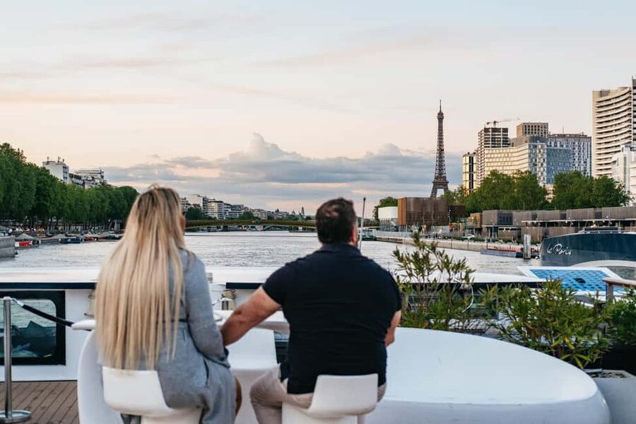 Paris: Gourmet Dinner Cruise on Seine River with Live Music - Menu you will recognize: salmon tataki, squash soup, lamb or cod, Pavlova