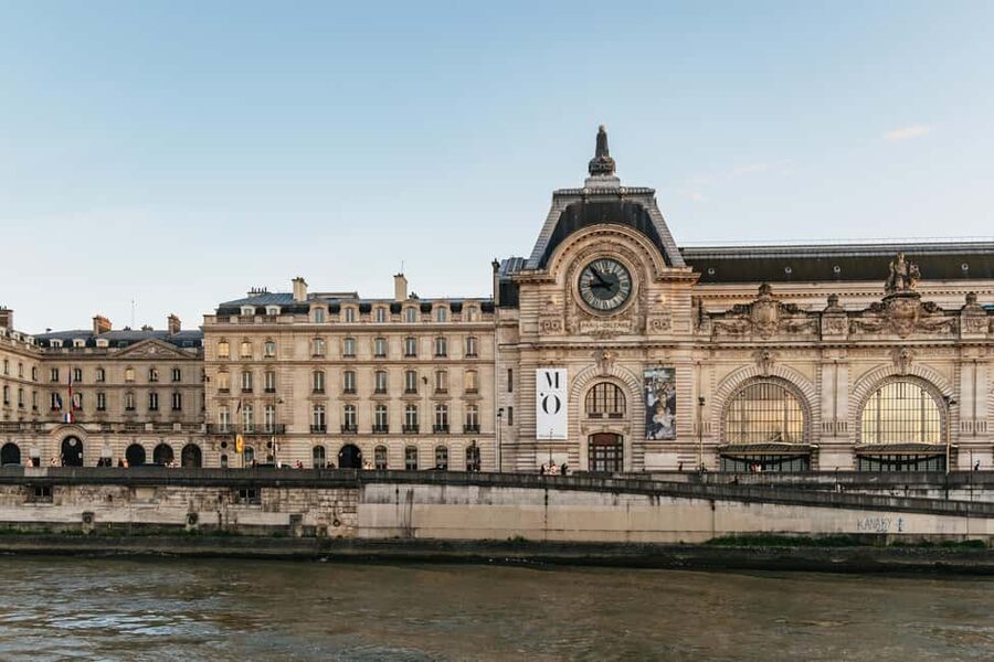 Paris: Gourmet Dinner Cruise on Seine River with Live Music - Live singer in the lounge, then DJ energy on the dance floor