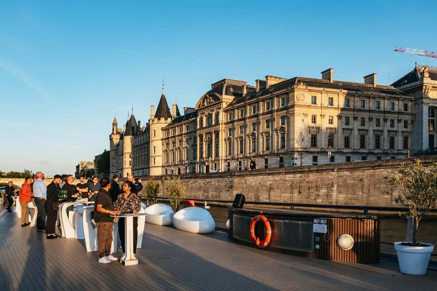 Paris: Gourmet Dinner Cruise on Seine River with Live Music - Eiffel Tower sparkle and photo tips that save frustration