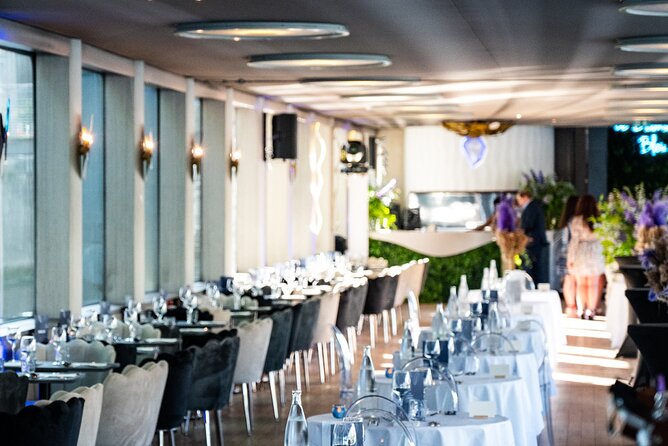 Paris Gourmet Dinner Seine River Cruise with Singer and DJ Set - Checking In at Le Diamant Bleu: Meeting Point Confusion to Avoid
