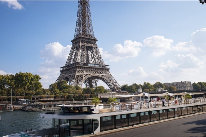 Paris Gourmet Dinner Seine River Cruise with Singer and DJ Set - VIP Seating: When a Window Seat Is Actually a Big Deal