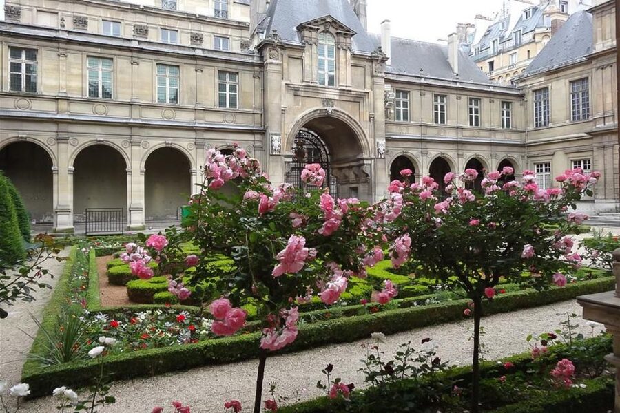 Paris: Guided tour of Marais in German - Price and value for a 2-hour private German tour