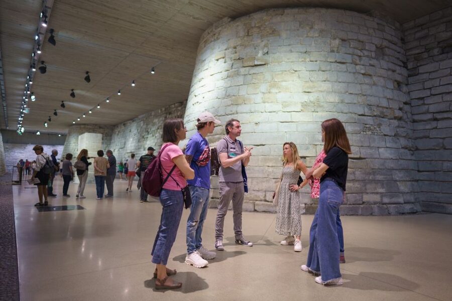 Paris: Guided Tour of the Must-Sees of the Louvre Museum - How guides turn art history into a route you can remember