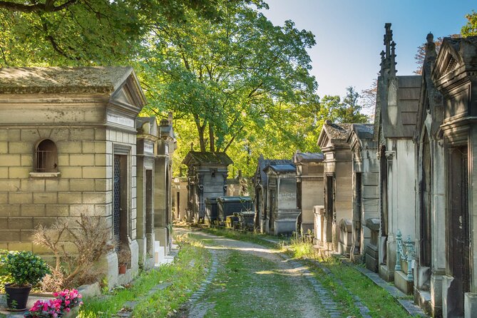 Paris: Haunted Père Lachaise Cemetery Guided Tour - Why Père-Lachaise feels different with a guide