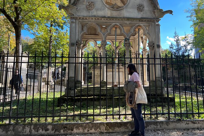 Paris: Haunted Père Lachaise Cemetery Guided Tour - The spooky bits: what paranormal stories you will hear, and how to read them