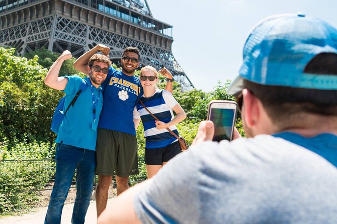 Paris Highlights Bike Tour: Eiffel Tower, Louvre and Notre-Dame - Guide style matters more than people think