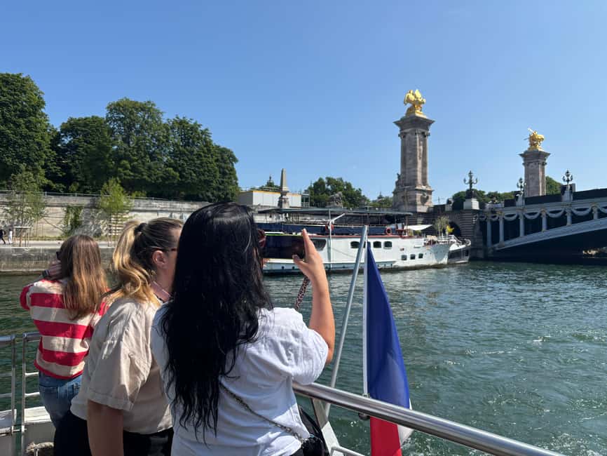 Paris: Hop-On Hop-Off Seine Cruise Pass with 9 Stops - Finding your way at the 9 stops (and why direction matters)