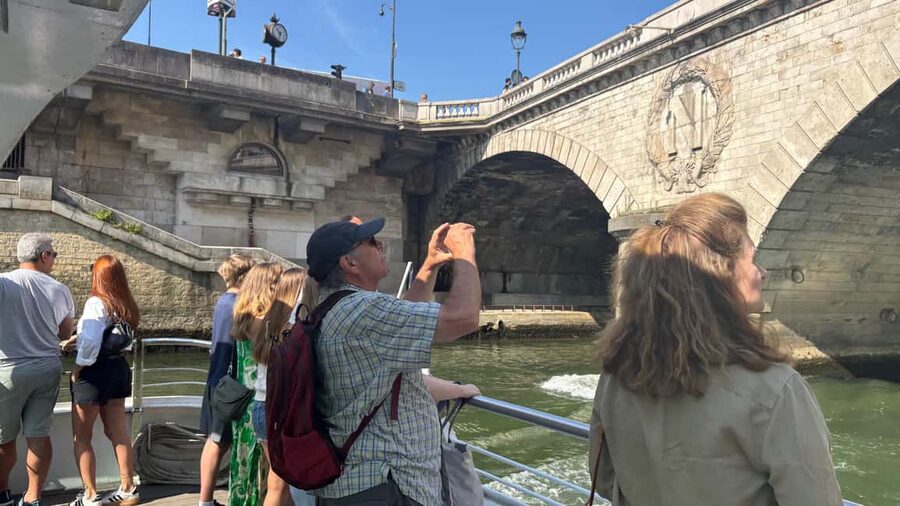 Paris: Hop-On Hop-Off Seine Cruise Pass with 9 Stops - Using the interactive webapp on your charged smartphone