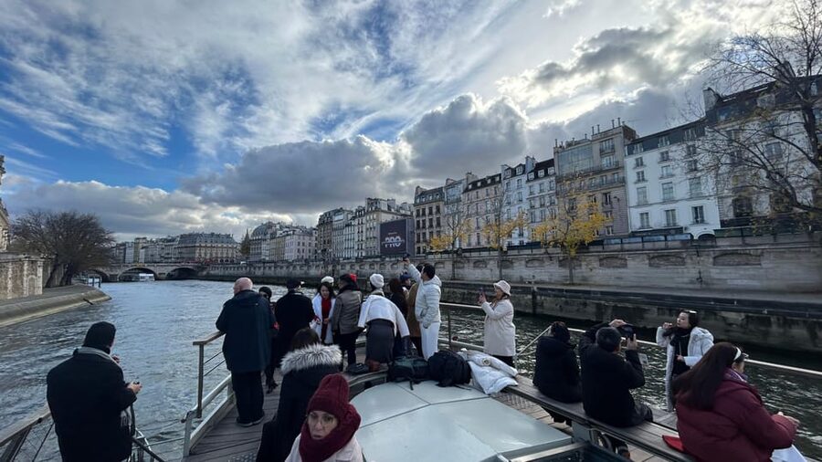 Paris: Illuminations River Cruise with Audio Commentary - Paris Illuminations From the Water: What Makes This 1-Hour Cruise Worth It