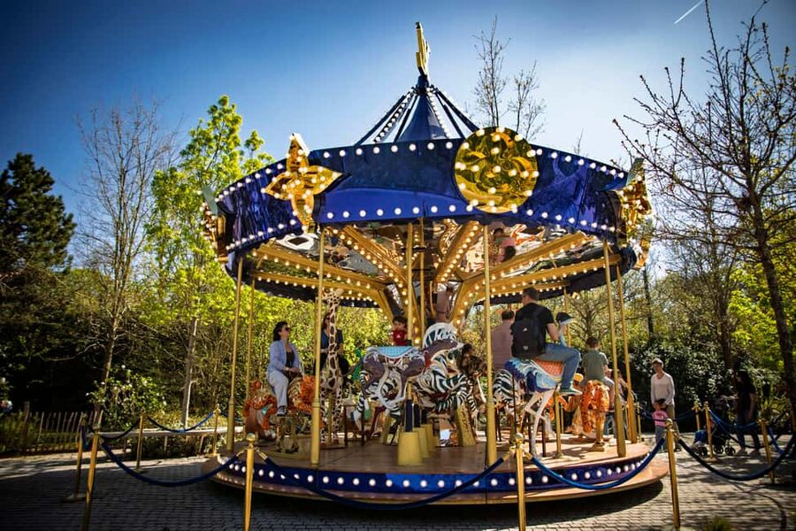 Paris: Jardin d'Acclimatation 1-Day Unlimited Pass - Jurassic Island VR: the dinosaur factor for young and old