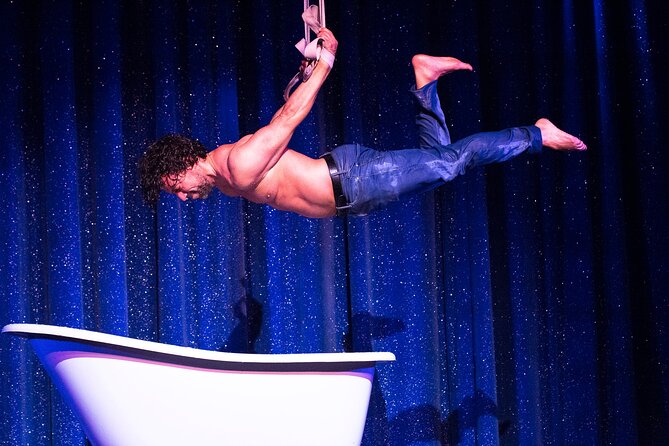 Paris La Nouvelle Eve Cabaret Show in Montmartre - Dress code and show rules that matter on the night