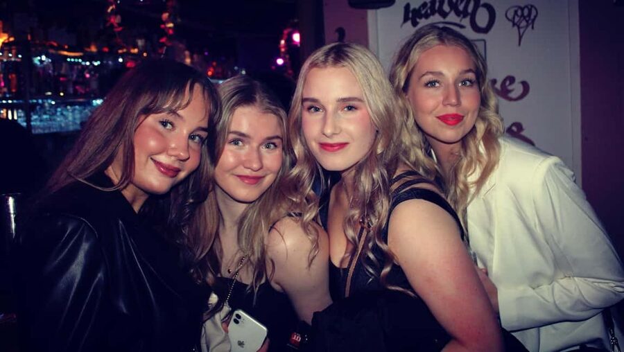 Paris: Latin Quarter Guided Pub Crawl to Bars and Clubs - The final nightclub: skip the line and head straight inside