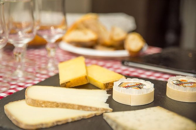 Paris Le Marais District Original Food and Wine Tasting Tour - Church and town hall highlights: Église Saint-Paul Saint-Louis and Hôtel de Ville