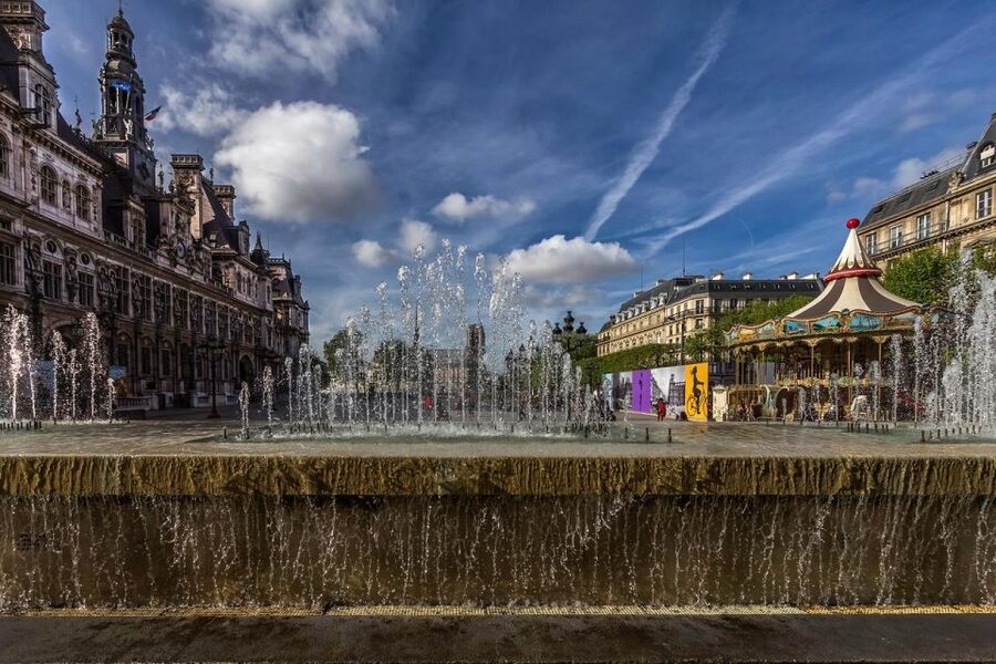 Paris: Le Marais Highlights Guided Small Group Walking Tour - Private hôtels and royal characters, from Louis XIII to Catherine de Medici