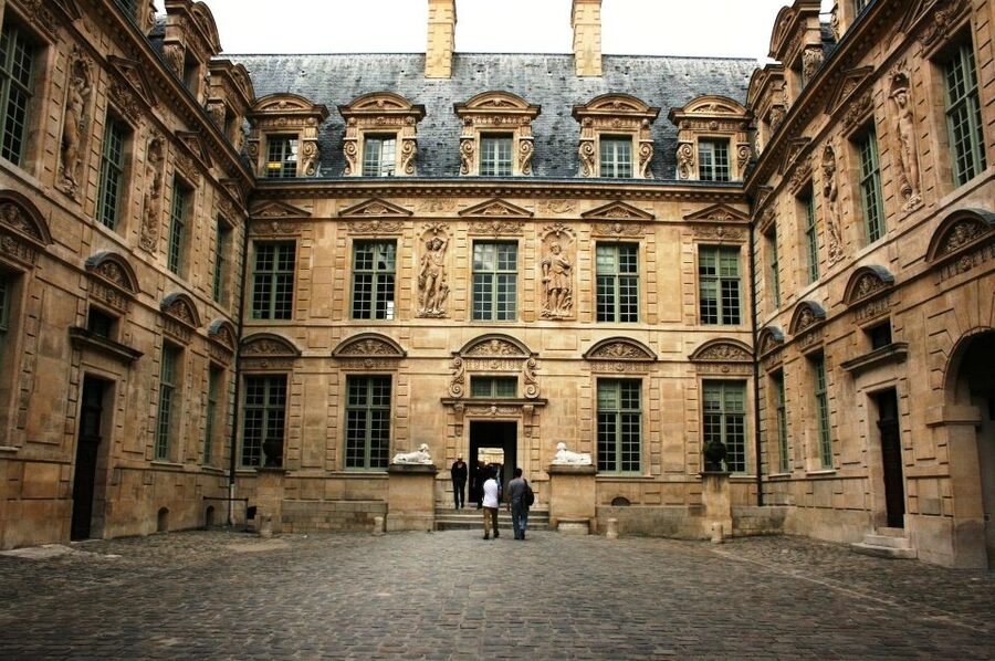 Paris: Le Marais Highlights Guided Small Group Walking Tour - Rue des Rosiers: shopping streets with a cultural lens