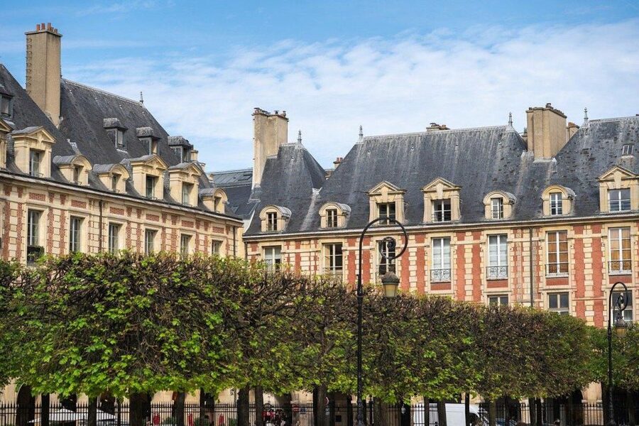 Paris: Le Marais Highlights Guided Small Group Walking Tour - The Holocaust memorial stop: history with care