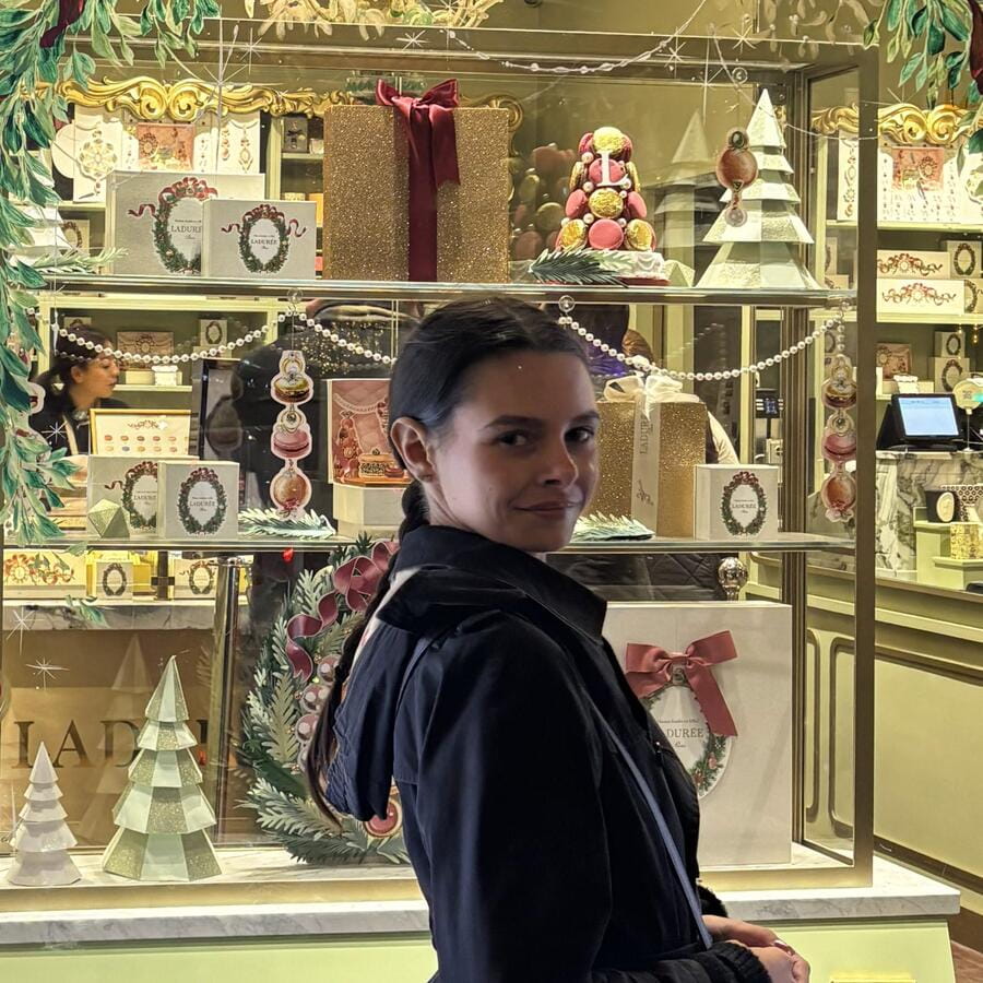 Paris: Le Marais & Montmartre Jewish History Walking Tour - Le Marais Jewish Quarter: Agoudas Hakehilos and Street-Level Storytelling