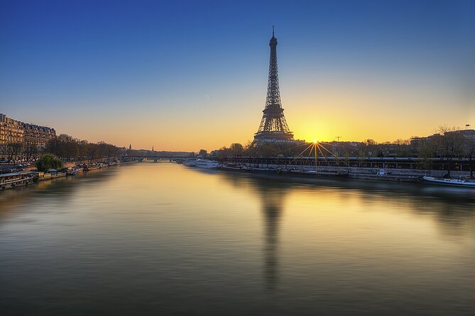 Paris Lights Evening Bus Tour with Eiffel Tower Summit Option - Passing Les Invalides, Alexandre III Bridge, and the Île de la Cité