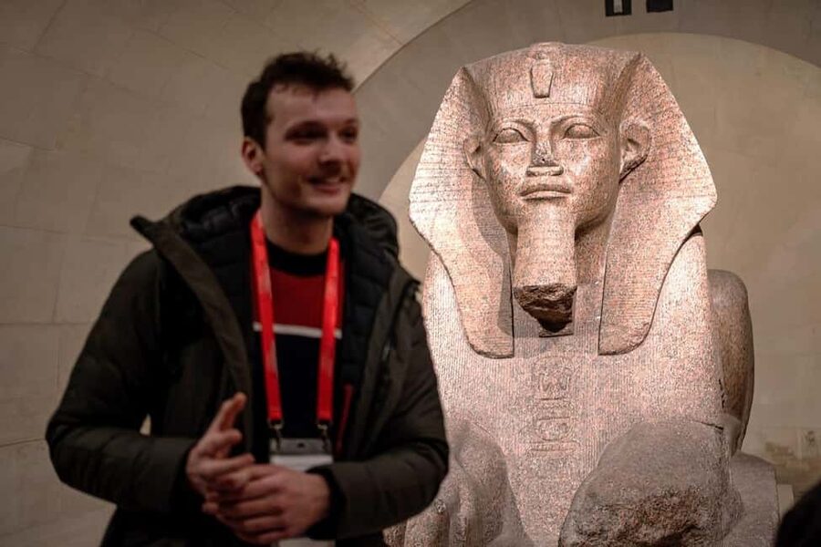 Paris: Louvre Masterpieces Tour with Pre-Reserved Tickets - Common gotchas: bags, umbrellas, strikes, and arriving on time