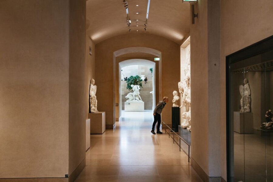Paris: Louvre Museum Entry Ticket With Host and River Cruise - Benlux meeting point: the part you cannot mess up